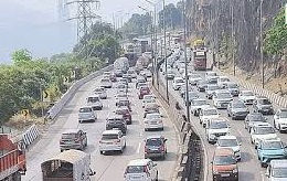 मुंबई-पुणे एक्सप्रेस वे 22 तासांपासून जाम; वाहतुक कोंडीने प्रवाशांचे खाण्या-पिण्या अभावी हाल! , वाहतूकीत बदल, यंत्रणाची कसरत: सुरळीत वाहतूकीसाठी काही तास लागणार