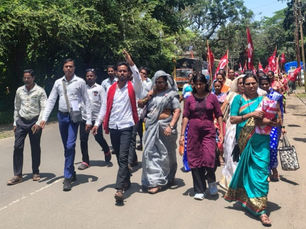 आदिवासींच्या रेशनहक्कासाठी लाल बावट्यांचे ठिय्या आंदोलन