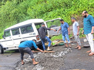 जव्हार -त्र्यंबकेश्वर महामार्गावरील मृत्यूचा सापळा बनलेले खड्डे तरुणांनी श्रमदानातून बुजवले