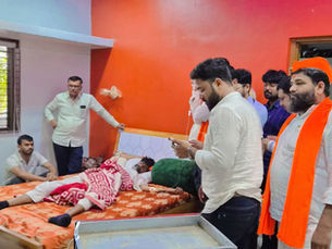 जरांगे पाटलांची प्रकृती खालवली;आंदोलनावर ठाम,महंत शिवाजी बाबा महाराज यांचा उपचाराचा अग्रह, जरांगे पाटलांवर पाटोद्यात उपचार