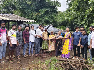 वृद्ध महिलेच्या उद्ध्वस्त घराला राष्ट्रवादी काँग्रेसकडून मदत