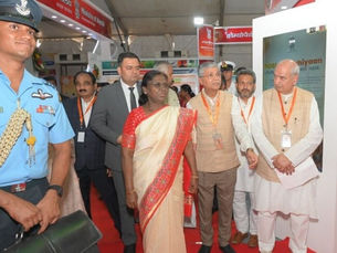 आयुष समग्र क्रांतीचे दर्शन...                                                                   राष्ट्रपती द्रौपती मुर्मू यांनी अनुभवली भव्य आरोग्य प्रदर्शनी ! 