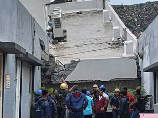 पुण्यात मोशीमध्ये इमरात कोसळली, बचावकार्यासाठी थेट आर्मी पोहोचली; ढिगार्याखाली आडकलेल्या 20 पैकी 5 जण सुखरुप बाहेर काढले
