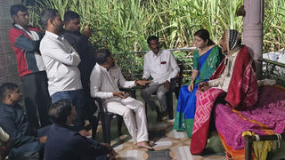 राज्य महिला आयोगाच्या अध्यक्षा रुपाली चाकणकर यांच्याकडून पीडित कुटुंबीयांचे सांत्वन