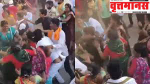 नवरदेवाचा बुट नवरीची चप्पल लापवल्यावरुन लग्नमंडपातच वर्‍हाडी आपसात भिडले , जालनातील लग्नातल्या हाणामारीचे व्हिडिओ व्हायरल; आंबड पोलिसात दोन्ही पक्षाकडील लोकांवर परस्परविरोधात गुन्हे 