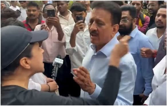 ‘गेट आऊट फ्रॉम हेअर’ भाजपच्या महिला मोर्चात मुंबईकर महिलेनं मंत्री गिरीश महाजनांना झापलंं