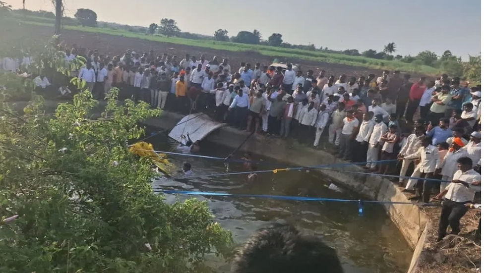 सोलापुरमध्ये भीषण अपघात, देवदर्शनाहून परणार्या भाविकांची पिकअप विहीरीत कोसळली, रस्त्याच्या कडेला असलेल्या विहीरीत पिकअप कोसळून आठ जणांचा मृत्यू