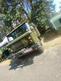 ZIL Militär-Lkw aus der UdSSR in Olivgrün mit Frontwinde, vertikalem Kühlergrill und Geländereifen