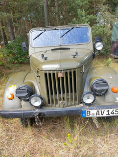 GAZ-69 Geländewagen in Olivgrün mit rundem Scheinwerferpaar und Kühlergrill, UdSSR, NVA