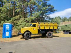 Gelber GAZ Lkw mit Pritschenaufbau und hohen Bordwänden, UdSSR Soviet Union, Geländebereifung