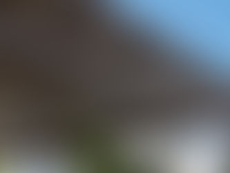 עיצוב חניות לקטנועים: שילוב גגות ומעקות מברזל בסביבה עירונית צפופה