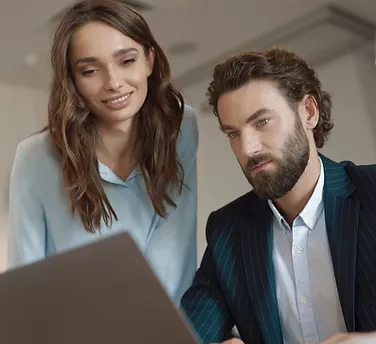 Homme et femme souriants au travail