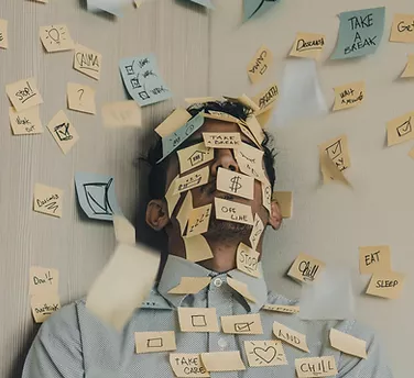 homme stressé et dépassé