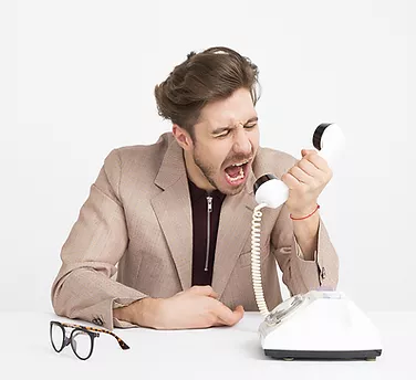 homme en colère au téléphone