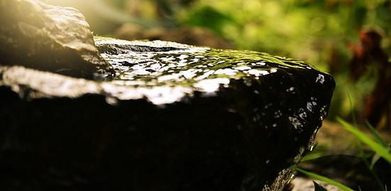 Photo de rocher avec de l'eau