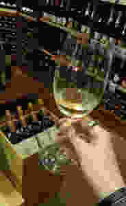 Degustação no tour de degustação de vinhos regionais da DiscoverPOA.