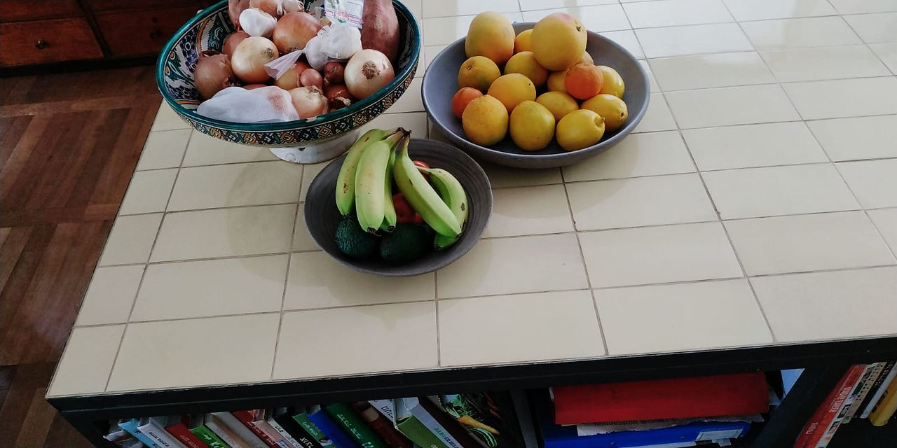 משטח עבודה באי מטבח מחופה אריחים