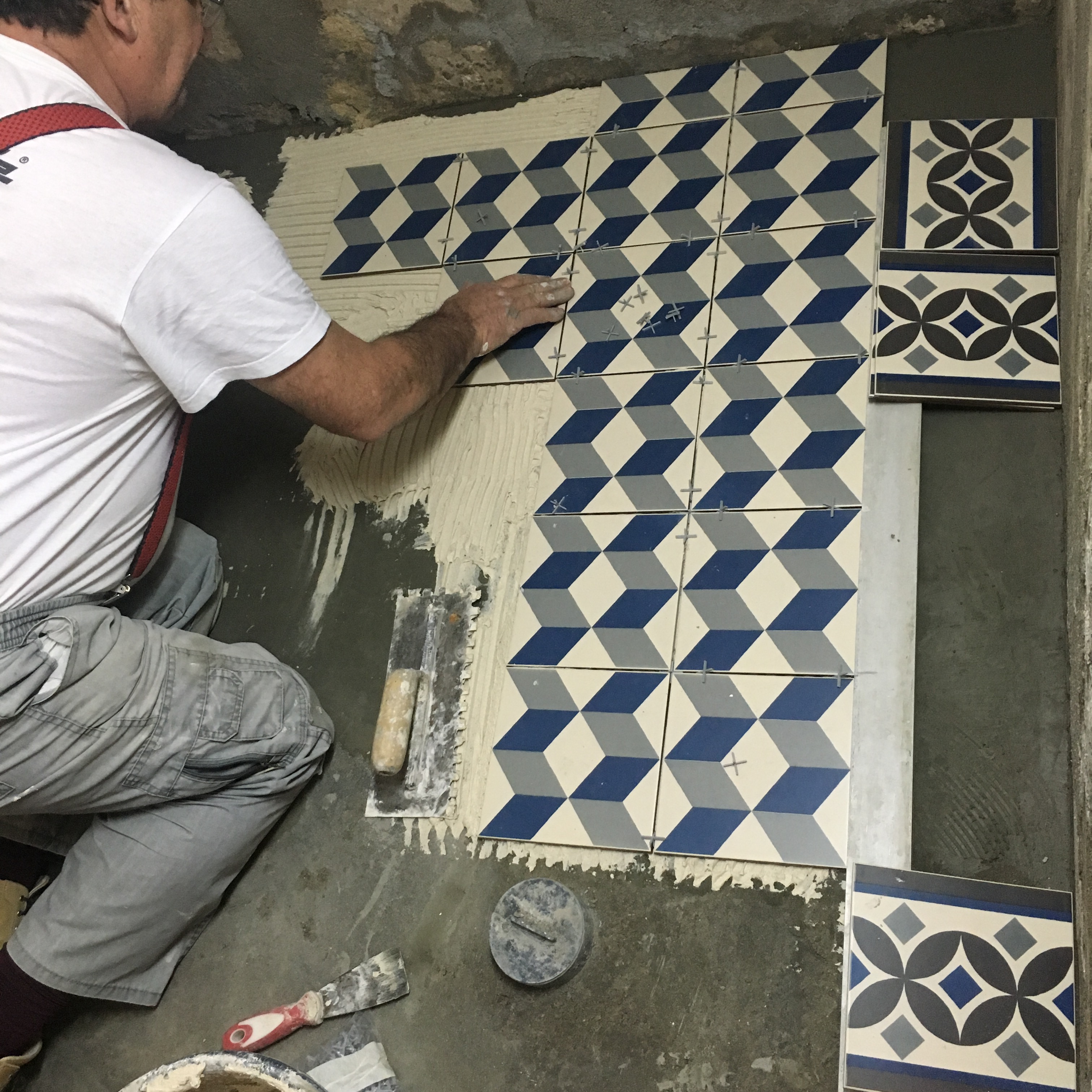 אריחי פורצלן מעוטרים במוטיב גאומרטי