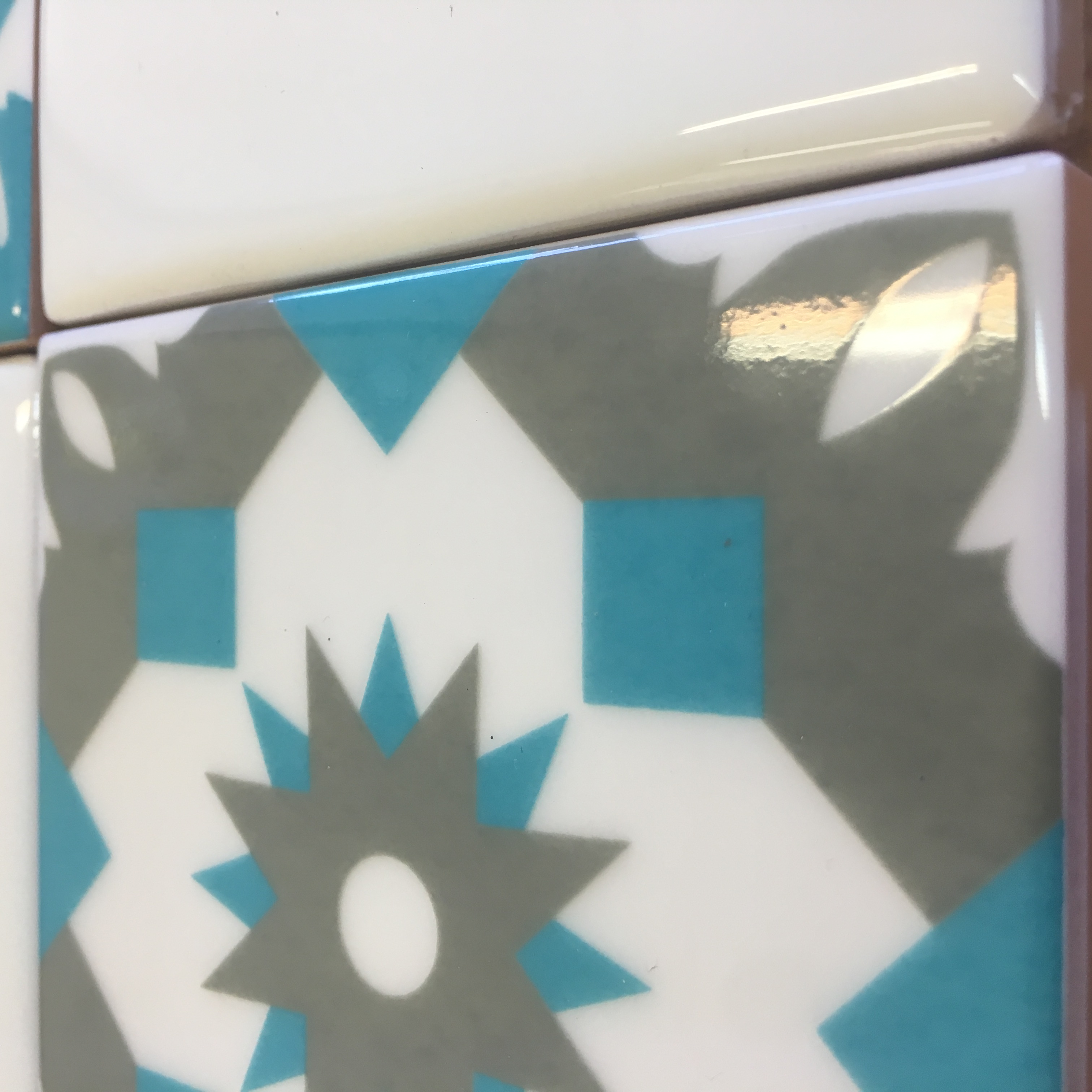 אריחי פורצלן מעוטרים במוטיב גאומרטי