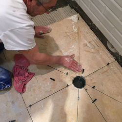 דיוק בעבודת חיתוך פתח הניקוז במקלחון