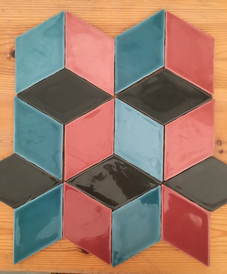 אריחי מעוין ומקבילית בצבעי כחול שמים פלמינגו וקפה