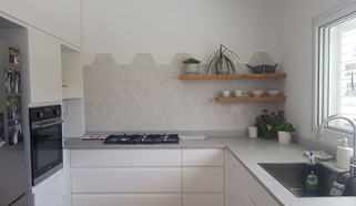 אריחי מעוין בגוון ניוד בחיפוי מטבח .בצבע ניוד , בגימור מט .