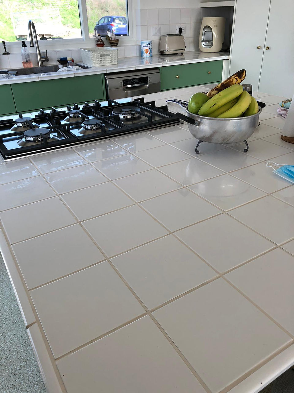משטח מטבח מחופה אריחים בלבן