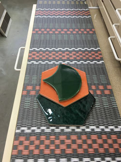 אריחי פורצלן מסדרת ארוגים בתבליט עדין