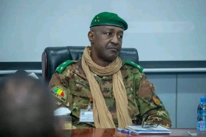 Gouvernance et sécurité : le CNT reçoit la 5e promotion de l’École de Guerre du Mali