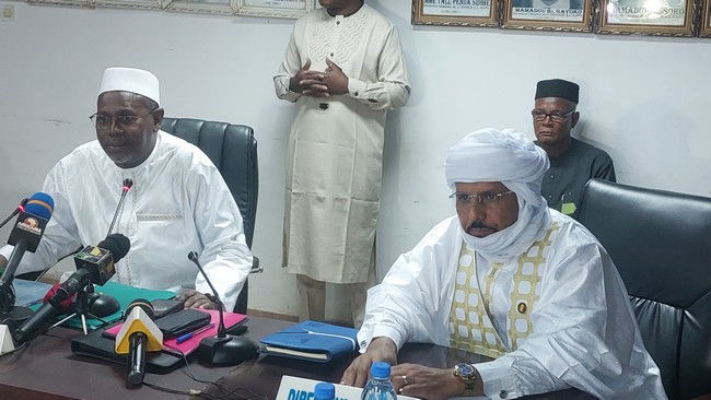 Mbodji Touré (PDA) à gauche et le Directeur Général de l’ANPE, Ibrahim Ag Nock, (Photo d'archives du précédent Conseil d'administration)