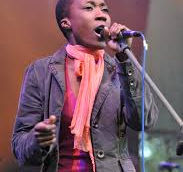 Rokia Traoré : une artiste malienne entre traditions mandingues et scène internationale.