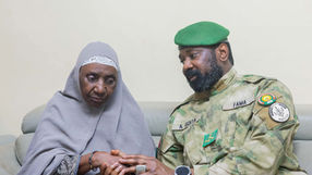 Solidarité nationale : le Président Assimi Goïta au chevet des blessés et auprès de la famille du Général Sadio Camara