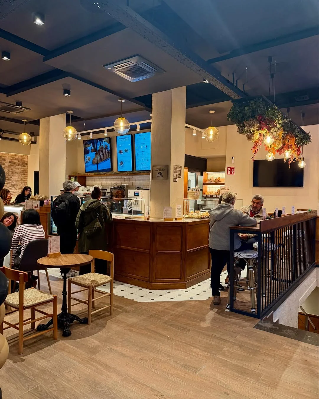 restaurante concurrido con personas de pie