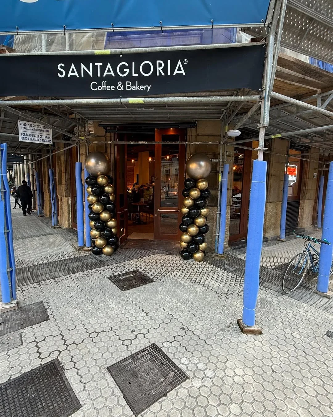 fachada de restaurante español con andamios por fuera
