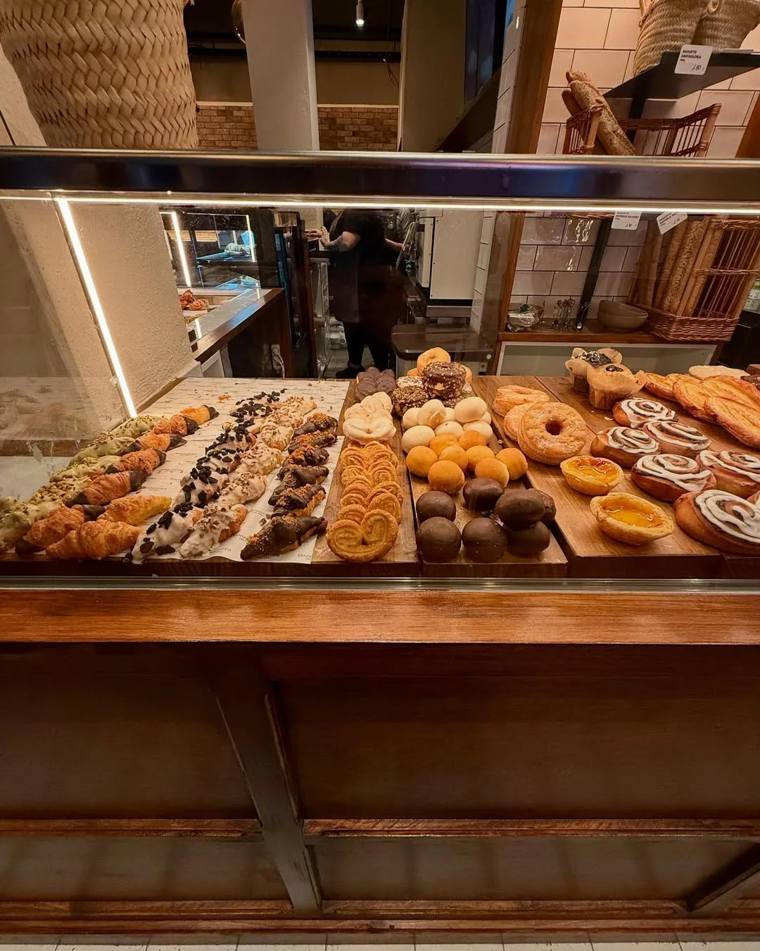 donas y panecillos dulces en vitrina