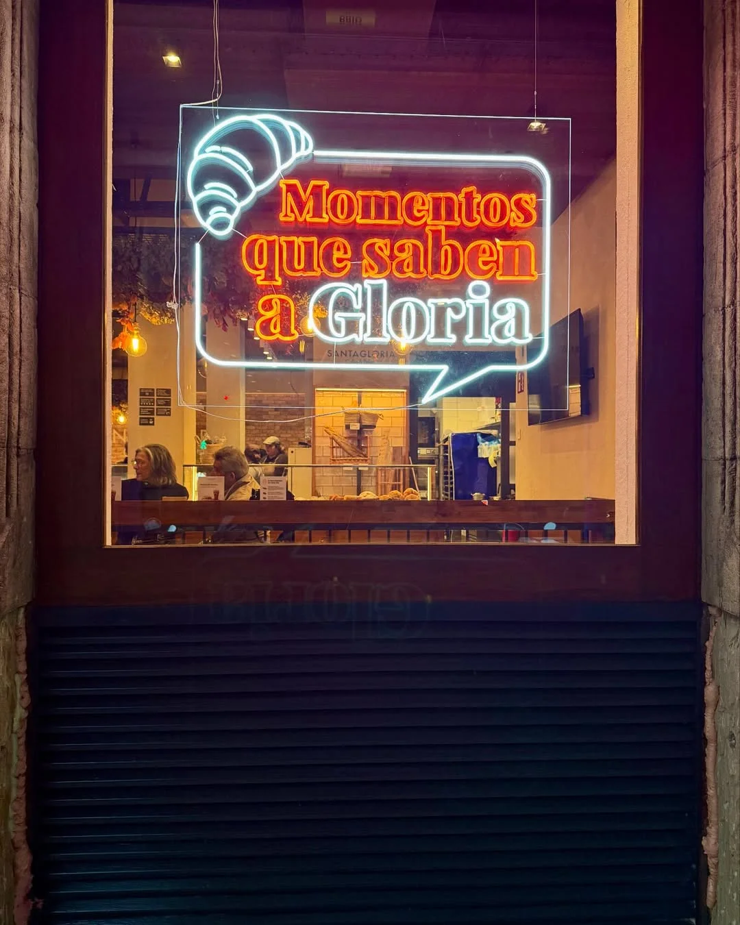 ventana de restaurante con luminoso de neon