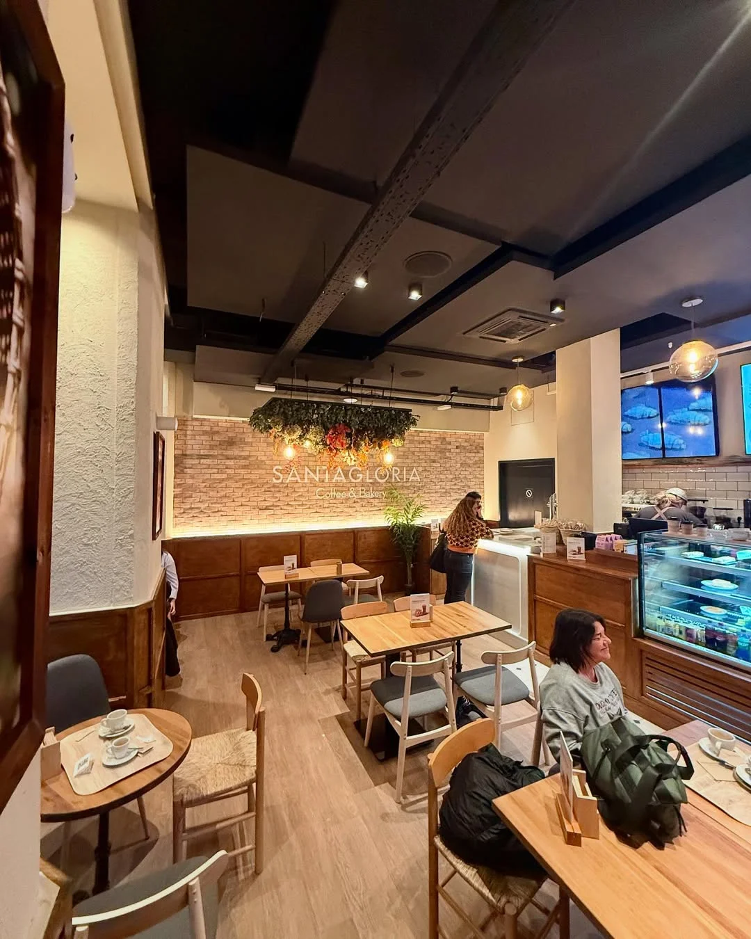 restaurante con muebles de madera e iluminación cálida