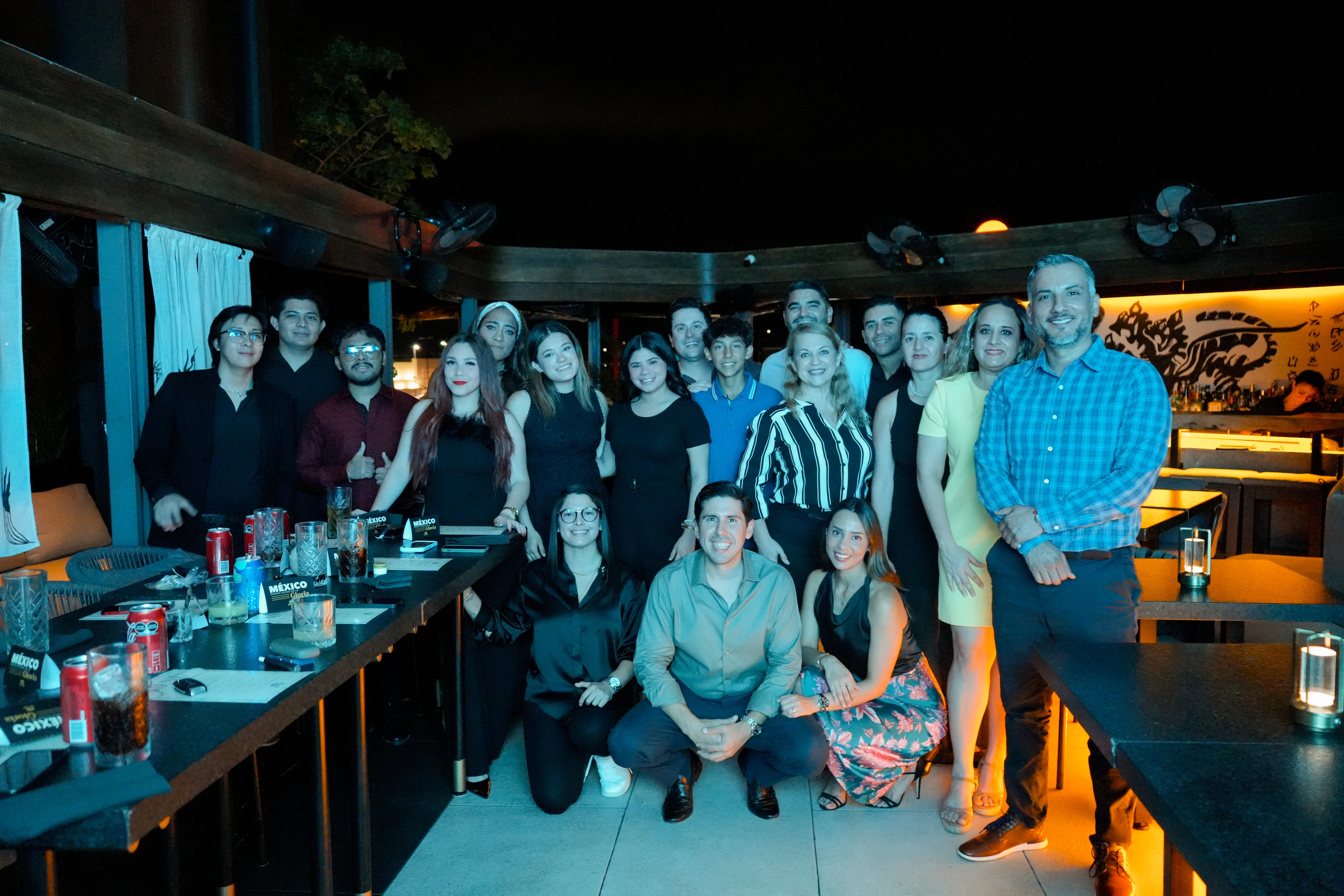 foto grupal de asistentes en restaurante de noche