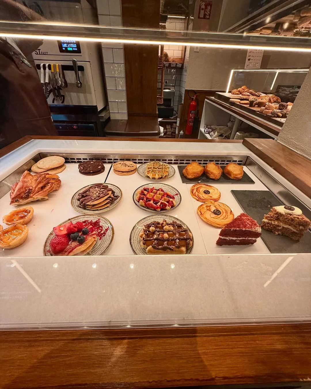 donas y panecillos dulces en vitrina