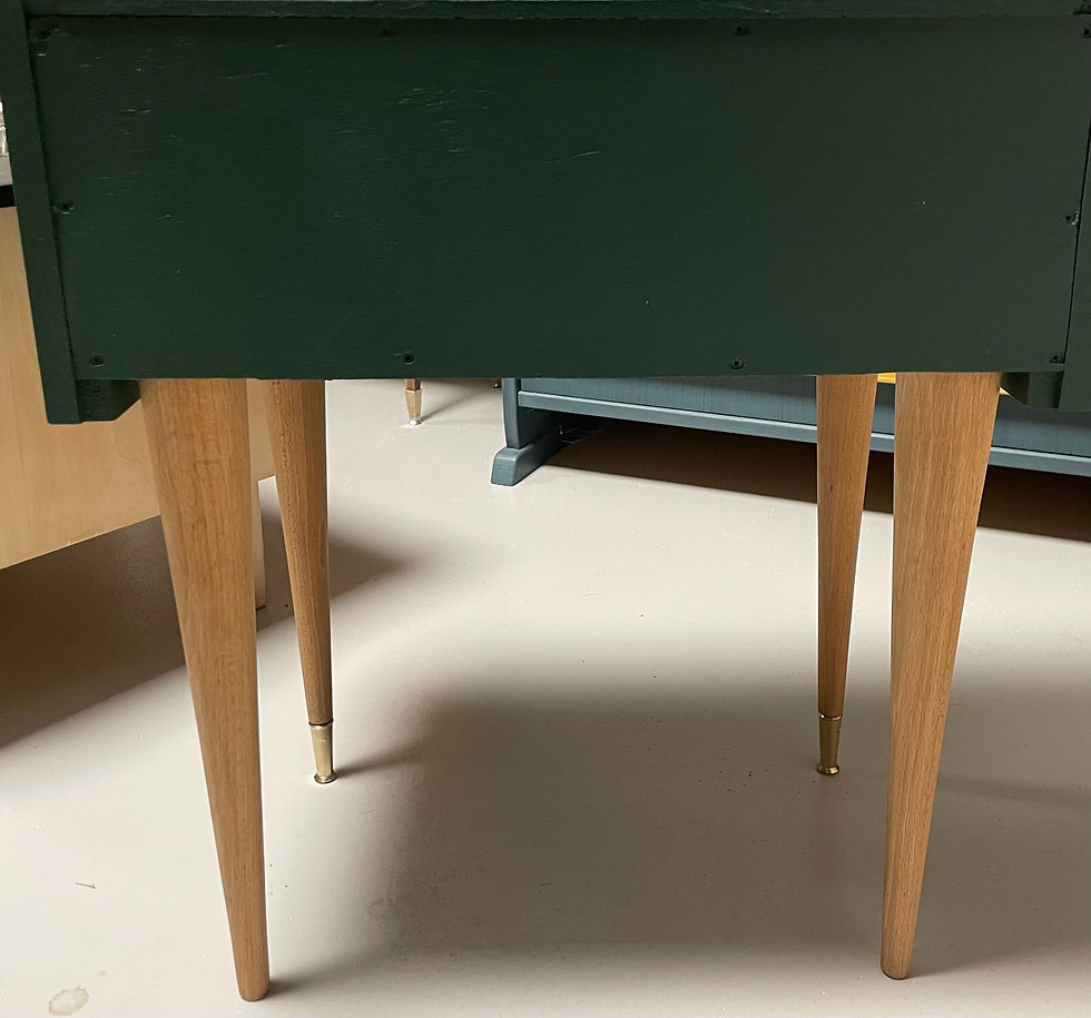 Miniature : Clovis.  Chevet pieds compas
