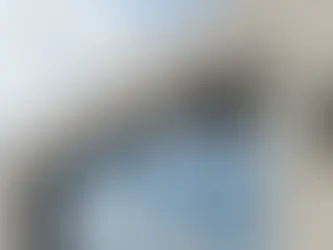 Duvara montajlanmış bullet tipi güvenlik kamerası.