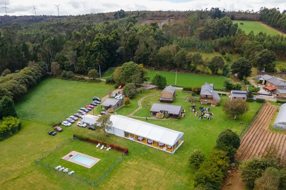 Jardín con autos y carpa de eventos - Finca con alojamiento para bodas