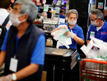 ¡Es mi apoyo emocional!: Adultos mayores no podrán ser empacadores en Walmart