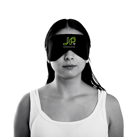 Colaboradora con antifaz de JP experiences