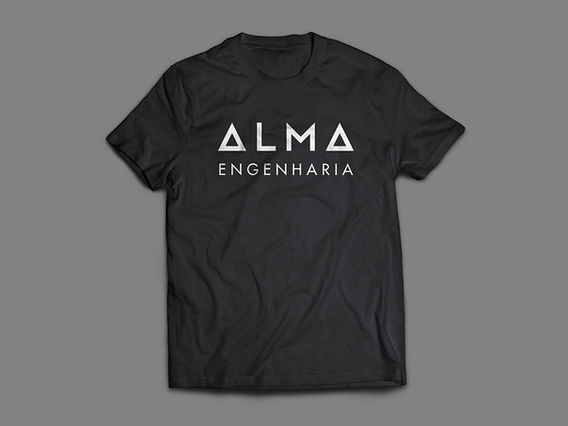 Camiseta preta com o logotipo da Alma Engenharia aplicado em branco.