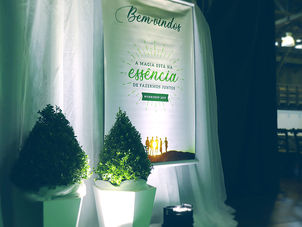 Foto do banner com o logotipo do workshop estratégico da cooperativa Sicredi Ibiraiaras RS/MG. A faixa está pendurada na entrada do salão onde ocorreu o evento com todos os colaboradores.