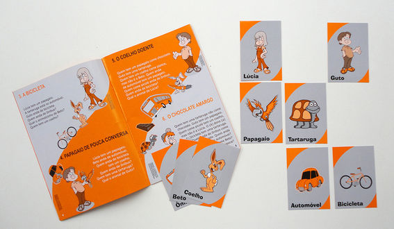 Foto do primeiro volume dos Jogos Boole original, mostrando páginas internas com os enigmas e as cartas utilizadas para facilitar a solução.