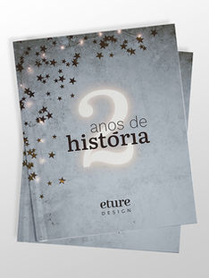 Dois exemplares do livro Dois Anos de História da Eture - um projeto Andune Design.