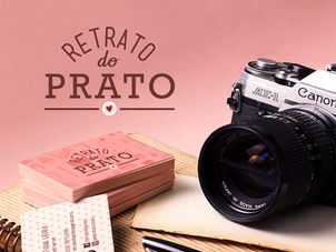 Cartões de visita com a identidade visual e ilustração da marca Retrato do Prato. Ao lado dos cartões está uma câmera fotográfica. O logotipo aparece em destaque sobre a imagem.