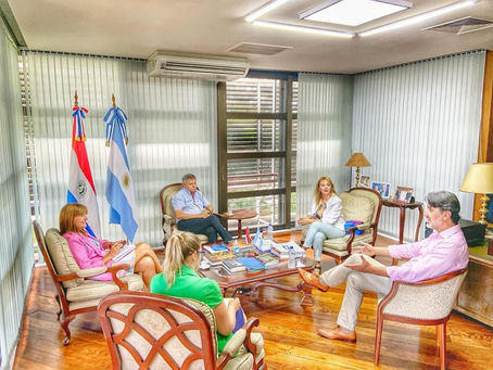 La presidente de la Asociación Hotelera & Gastronómica visita al embajador argentino en Paraguay